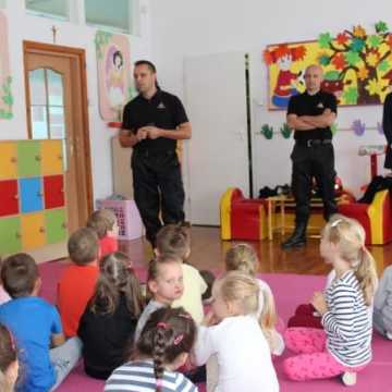 Strażacy szkolą przedszkolaków