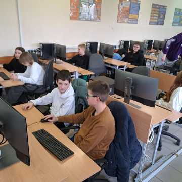Uczniowie z „9-tki” na otwartej lekcji informatyki w Elektryku