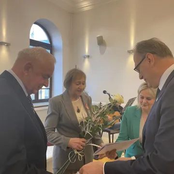 Sześć par uhonorowanych medalami za długoletnie pożycie małżeńskie