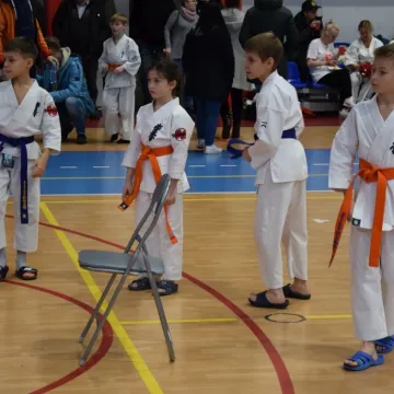 Karatecy na tatami na turnieju w Radomsku