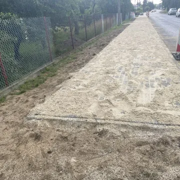 Nowy chodnik na Św. Rocha. Prace nadal trwają