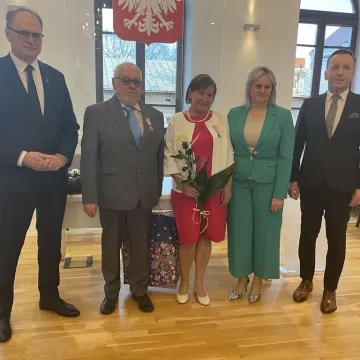 Sześć par uhonorowanych medalami za długoletnie pożycie małżeńskie