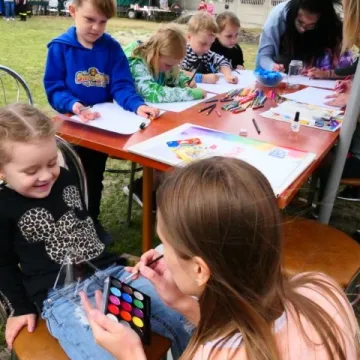 Strażacki piknik rodzinny w Dąbrówce zintegrował mieszkańców