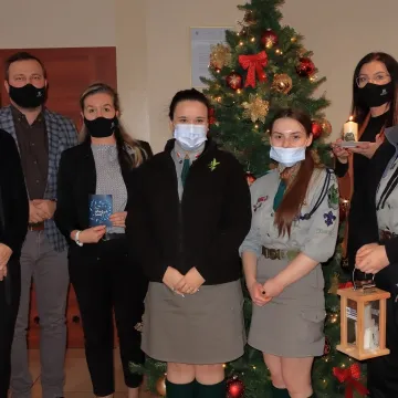 Betlejemskie Światło Pokoju dociera do urzędów i instytucji w Radomsku