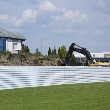 Znika trybuna główna na stadionie przy Brzeźnickiej 26