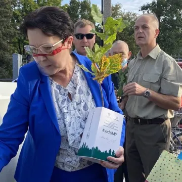 Poseł Anna Milczanowska rozdawała sadzonki z autografem pary prezydenckiej