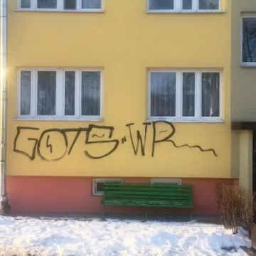 Wandale pomazali bloki przy ul. Krakowskiej