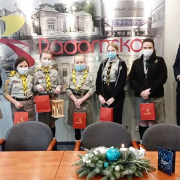 Betlejemskie Światło Pokoju dociera do urzędów i instytucji w Radomsku