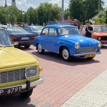 Klasyki zaparkowały w Radomsku. Trwa Auto-Moto Weteran 5