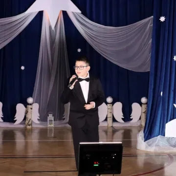 Szkolna sala zamieniła się w koncertową scenę. Noworoczne kolędowanie w Gidlach