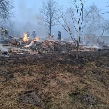 Pławidła. Paliły się budynki gospodarcze. Poszkodowany strażak