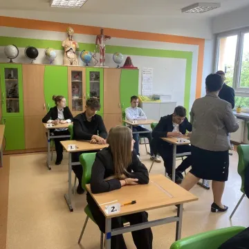 Ósmoklasiści z PSP nr 8 stawiają czoła egzaminowi z matematyki