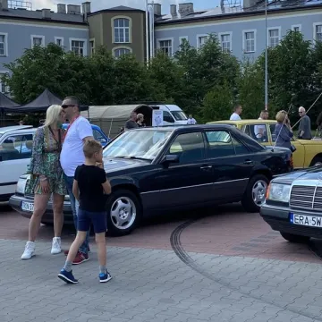 Klasyki zaparkowały w Radomsku. Trwa Auto-Moto Weteran 5