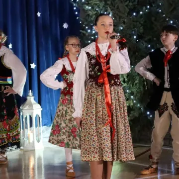 Szkolna sala zamieniła się w koncertową scenę. Noworoczne kolędowanie w Gidlach