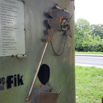 Rzeźba z projektu „RaDOMsko Różewicza” już stoi