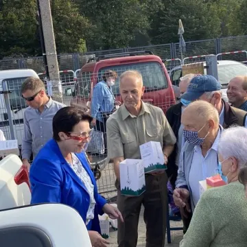 Poseł Anna Milczanowska rozdawała sadzonki z autografem pary prezydenckiej