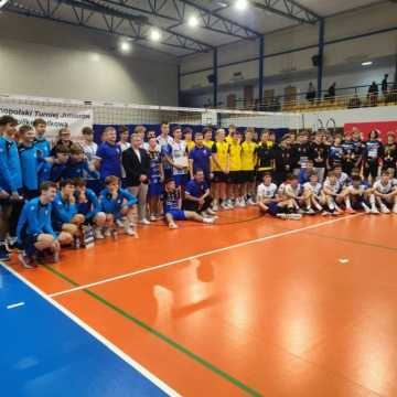 EKS Skra Bełchatów wygrywa siatkarską rywalizację juniorów w Radomsku