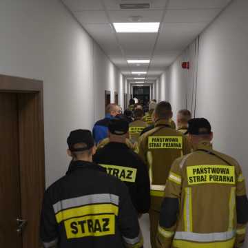Pożar w pomieszczeniu technicznym basenu „Aquara” w Radomsku. 31 strażaków w akcji