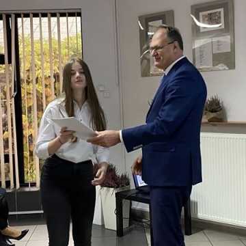 Uzdolnieni uczniowie z Radomska otrzymali stypendia prezydenta