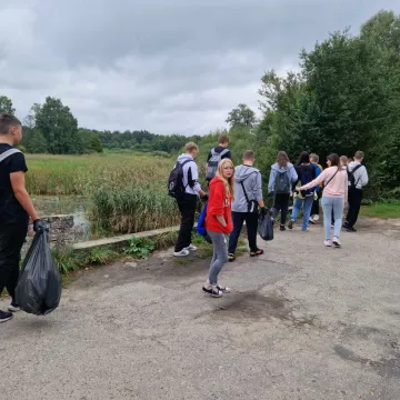 Uczniowie sprzątają świat