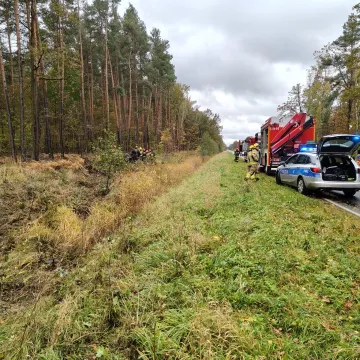 Nietrzeźwi pasażerowie, nadmierna prędkość. Opel wypadł z drogi