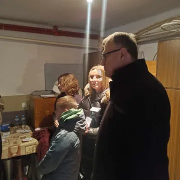 Wolontariusze z Radomska rozdają wigilijne paczki samotnym