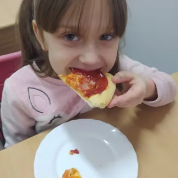 „Zerówiaki” z PSP 8 w Radomsku bawiły się na balu karnawałowym. Świętowały też dzień pizzy