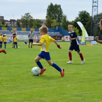 Mali piłkarze na dużej murawie