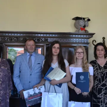 Uczennice PSP 2 w Radomsku z nagrodami Kuratora Oświaty