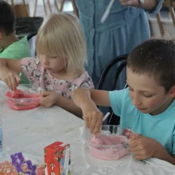 „Sensoryczne masy plastyczne”, warsztaty dla dzieci w MDK