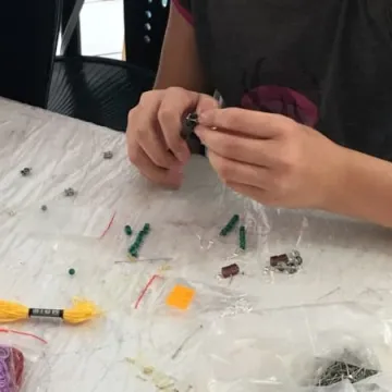 Warsztaty tworzenia biżuterii w MDK