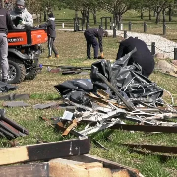 Wolontariusze pomagają odbudować herbaciarnię w Dojo Stara Wieś