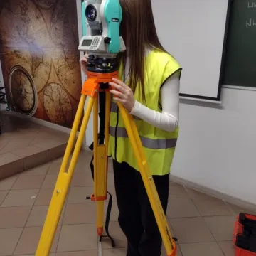 Nowy sprzęt dla przyszłych geodetów z „Mechanika” w Radomsku