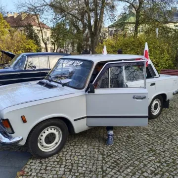 Zlot i parada zabytkowych samochodów w Święto Niepodległości w Radomsku
