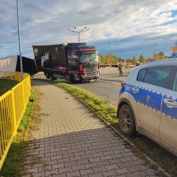 Na Węźle Kamieńsk doszło do wywrócenia przyczepy samochodu ciężarowego. Są utrudnienia komunikacyjne