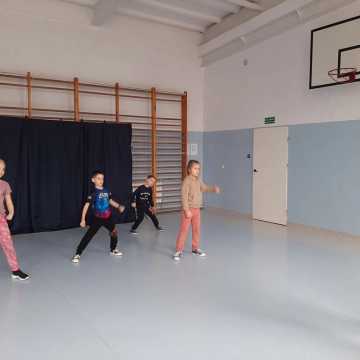 Dzieci z PSP w Dziepółci tańczą, a przy okazji budują więzi społeczne