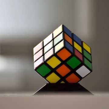 17 kwietnia – Światowy Dzień Kostki Rubika