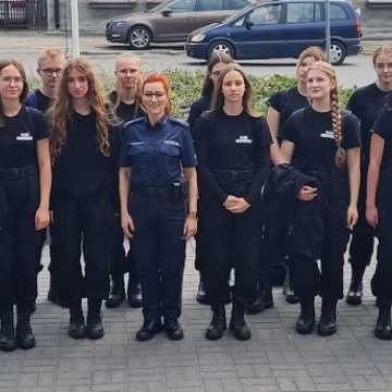 Uczniowie klas mundurowych z wizytą w Komendzie Policji w Radomsku