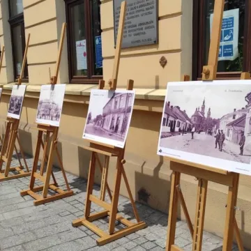 Plenerowa wystawa przed muzeum: „Radomsko na starej pocztówce”