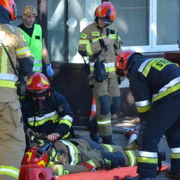 Ewakuacja ZSP 1 w Radomsku. Był pożar, strzały i osoby ranne
