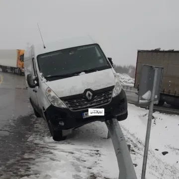 Samochód dostawczy zawisł na barierach