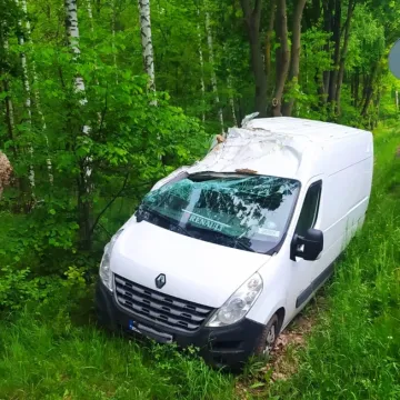 Kolizja drogowa w Granicach. Kierowca wjechał do rowu
