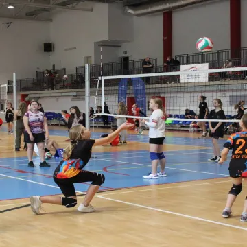 Siatkarska rywalizacja w hali powiatowej