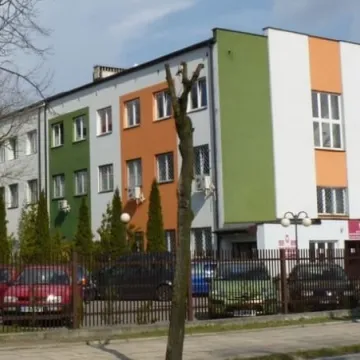  Pomimo wakacji w szkołach praca wre