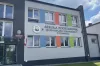 [WIDEO] Szkoła w Pławnie pięknieje po termomodernizacji, a nowe boiska cieszą dzieci i młodzież