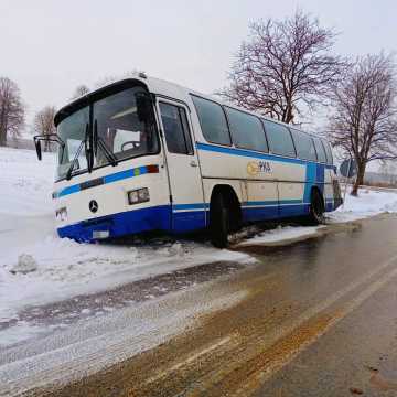 Przewożący 30 osób autobus wjechał do rowu