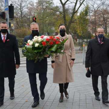 Kwiaty w Święto Niepodległości od władz Powiatu Radomszczańskiego