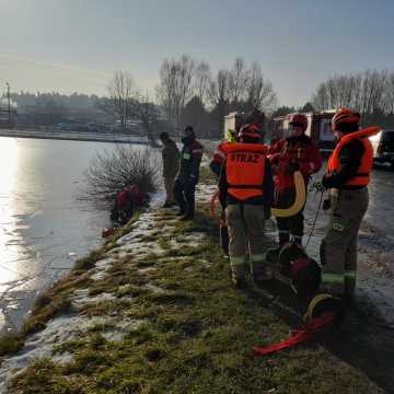 Człowiek pod wodą! Ćwiczenia ratownicze strażaków z Radomska na Folwarkach