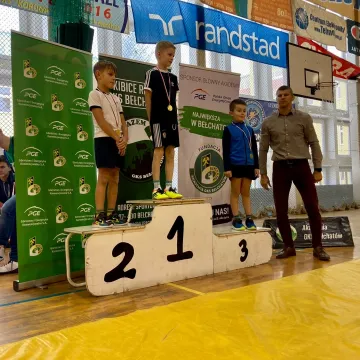 Młodzi zapaśnicy UKS „Zapaśnik” Radomsko na matach w Bełchatowie