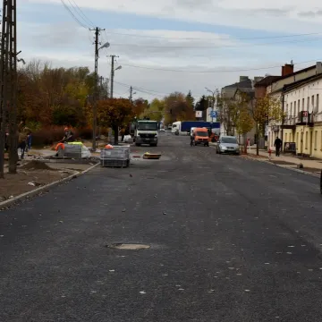 Piotrków Tryb: na ul. Wojska Polskiego asfalt czeka na pasy